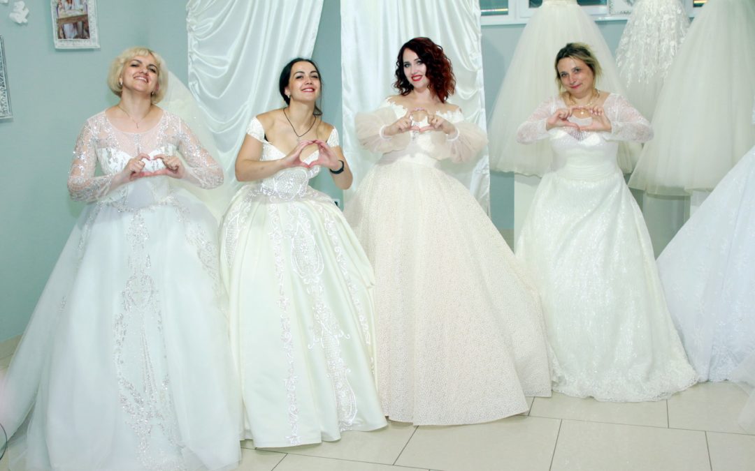 Учасниці реаліті-шоу приміряли весільні сукні.